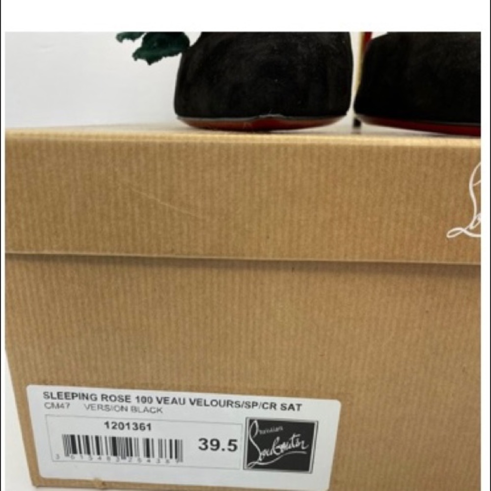 Worn once no scuffs very new no damage has been done to the shoe